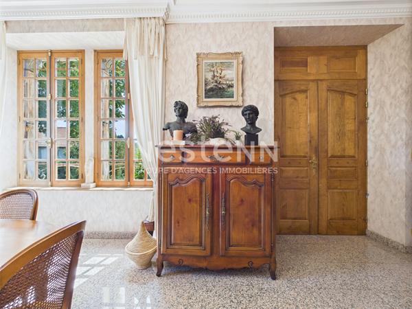 A Montsalvy, sur un terrain de 1603 m², à Vendre Maison de maître en pierre de 8 pièces d'une surface de 220 m² .