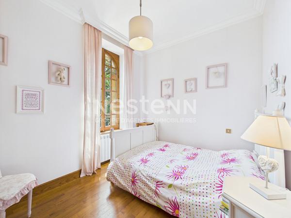 A Montsalvy, sur un terrain de 1603 m², à Vendre Maison de maître en pierre de 8 pièces d'une surface de 220 m² .