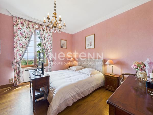 A Montsalvy, sur un terrain de 1603 m², à Vendre Maison de maître en pierre de 8 pièces d'une surface de 220 m² .