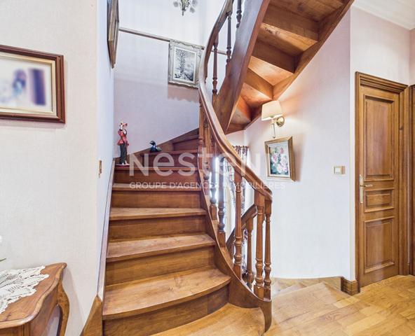 A Montsalvy, sur un terrain de 1603 m², à Vendre Maison de maître en pierre de 8 pièces d'une surface de 220 m² .