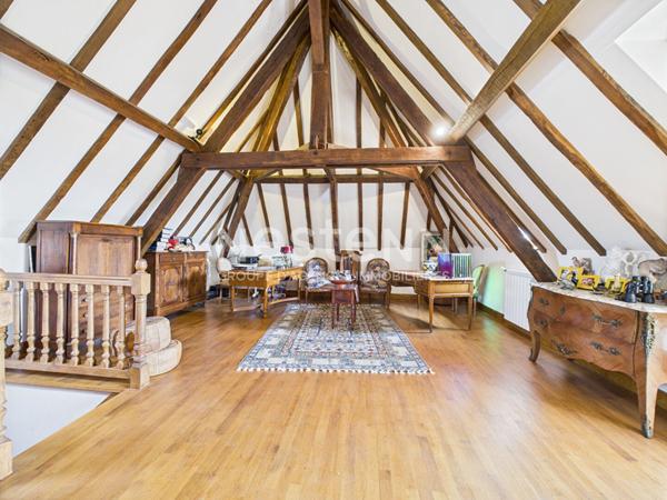 A Montsalvy, sur un terrain de 1603 m², à Vendre Maison de maître en pierre de 8 pièces d'une surface de 220 m² .