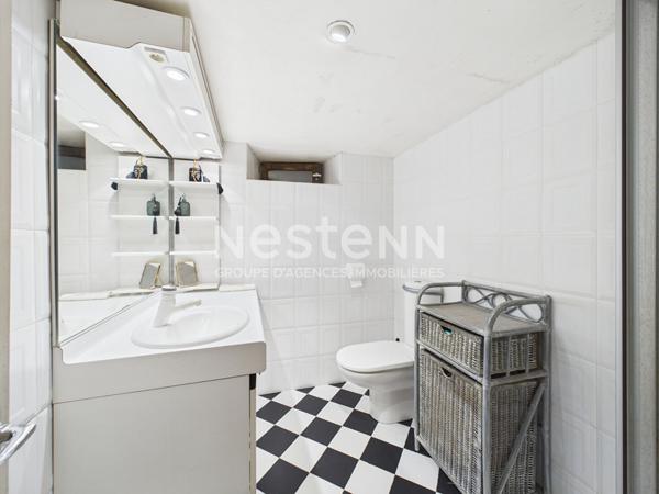 A Montsalvy, sur un terrain de 1603 m², à Vendre Maison de maître en pierre de 8 pièces d'une surface de 220 m² .