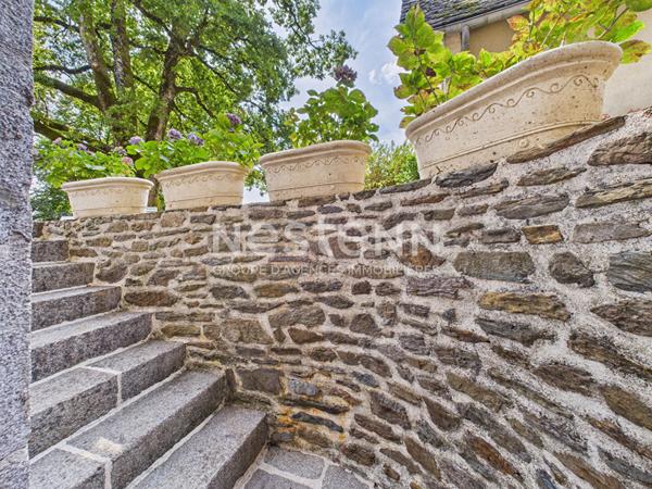 A Montsalvy, sur un terrain de 1603 m², à Vendre Maison de maître en pierre de 8 pièces d'une surface de 220 m² .