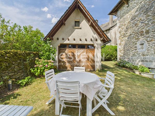 A Montsalvy, sur un terrain de 1603 m², à Vendre Maison de maître en pierre de 8 pièces d'une surface de 220 m² .