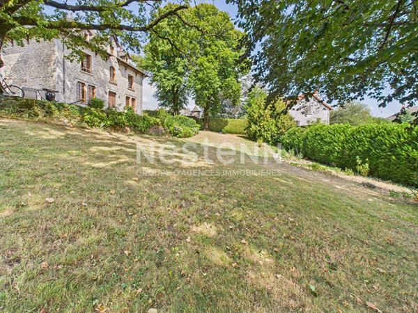 A Montsalvy, sur un terrain de 1603 m², à Vendre Maison de maître en pierre de 8 pièces d'une surface de 220 m² .