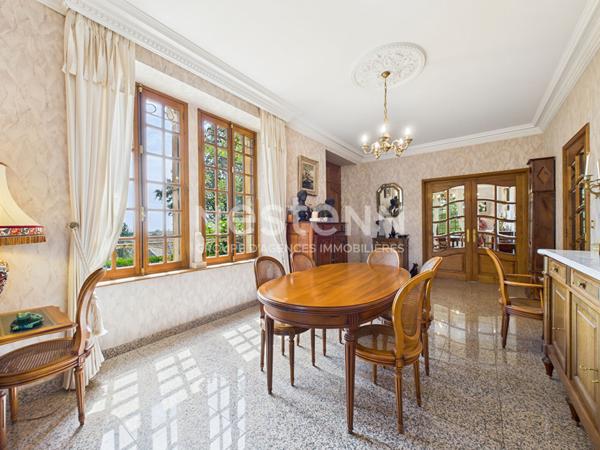 A Montsalvy, sur un terrain de 1603 m², à Vendre Maison de maître en pierre de 8 pièces d'une surface de 220 m² .