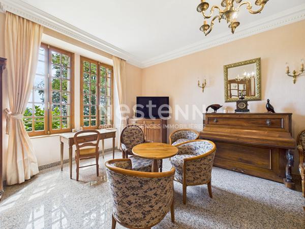 A Montsalvy, sur un terrain de 1603 m², à Vendre Maison de maître en pierre de 8 pièces d'une surface de 220 m² .