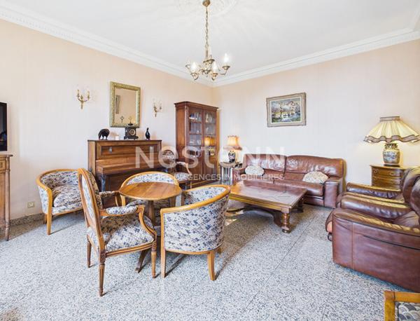 A Montsalvy, sur un terrain de 1603 m², à Vendre Maison de maître en pierre de 8 pièces d'une surface de 220 m² .