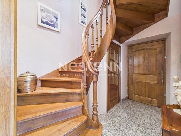 A Montsalvy, sur un terrain de 1603 m², à Vendre Maison de maître en pierre de 8 pièces d'une surface de 220 m² .