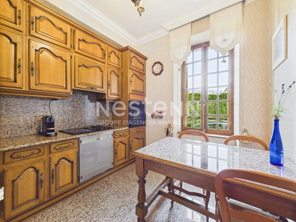 A Montsalvy, sur un terrain de 1603 m², à Vendre Maison de maître en pierre de 8 pièces d'une surface de 220 m² .