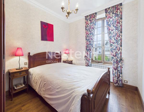 A Montsalvy, sur un terrain de 1603 m², à Vendre Maison de maître en pierre de 8 pièces d'une surface de 220 m² .