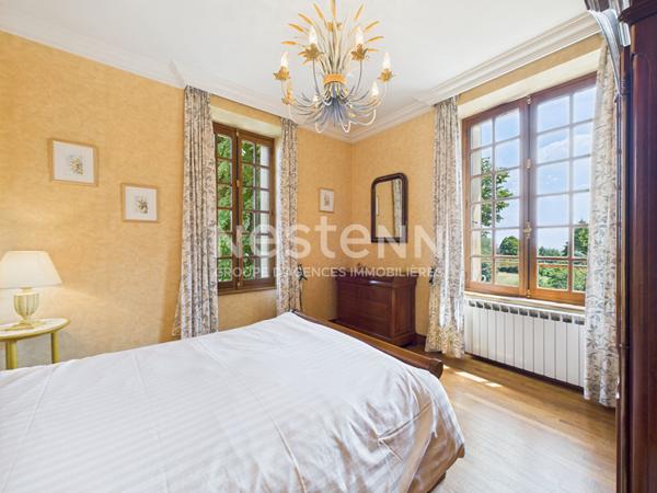 A Montsalvy, sur un terrain de 1603 m², à Vendre Maison de maître en pierre de 8 pièces d'une surface de 220 m² .