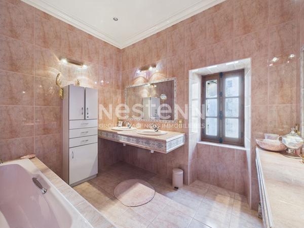 A Montsalvy, sur un terrain de 1603 m², à Vendre Maison de maître en pierre de 8 pièces d'une surface de 220 m² .