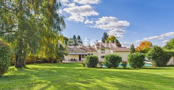 A Naucelles, sur un terrain de 5200 m², à Vendre Maison de type 6 d'une surface de 200 m² avec garage et piscine.