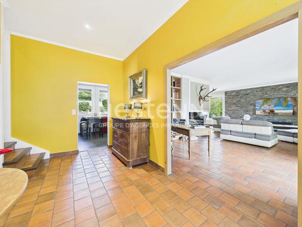 A Naucelles, sur un terrain de 5200 m², à Vendre Maison de type 6 d'une surface de 200 m² avec garage et piscine.