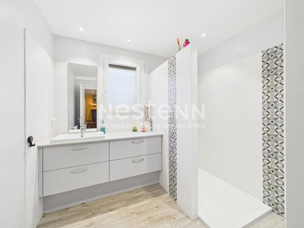 A Naucelles, sur un terrain de 5200 m², à Vendre Maison de type 6 d'une surface de 200 m² avec garage et piscine.