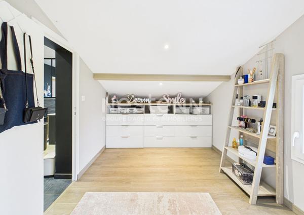 A Naucelles, sur un terrain de 5200 m², à Vendre Maison de type 6 d'une surface de 200 m² avec garage et piscine.