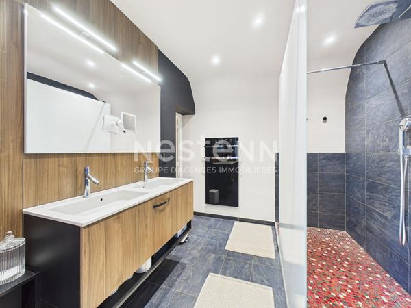 A Naucelles, sur un terrain de 5200 m², à Vendre Maison de type 6 d'une surface de 200 m² avec garage et piscine.