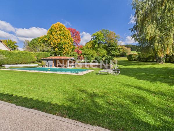 A Naucelles, sur un terrain de 5200 m², à Vendre Maison de type 6 d'une surface de 200 m² avec garage et piscine.