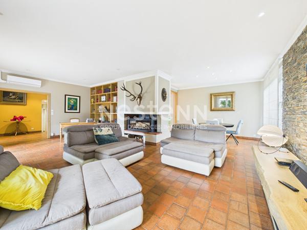 A Naucelles, sur un terrain de 5200 m², à Vendre Maison de type 6 d'une surface de 200 m² avec garage et piscine.