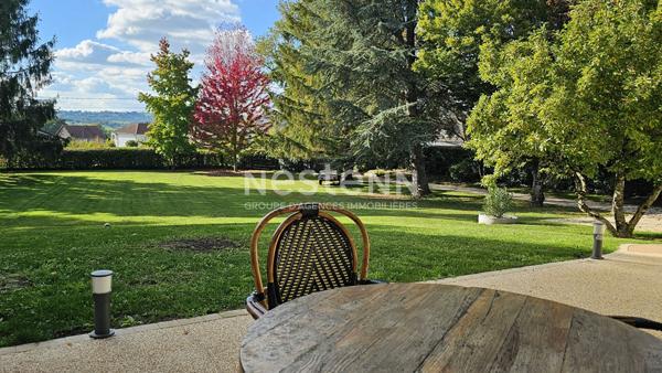 A Naucelles, sur un terrain de 5200 m², à Vendre Maison de type 6 d'une surface de 200 m² avec garage et piscine.