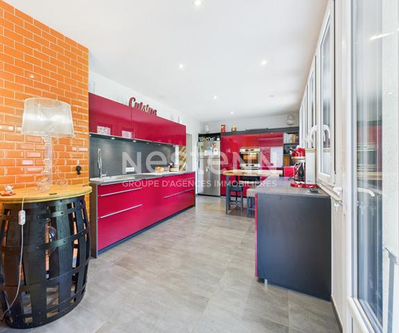 A Naucelles, sur un terrain de 5200 m², à Vendre Maison de type 6 d'une surface de 200 m² avec garage et piscine.