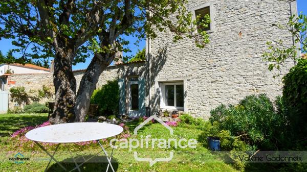 Maison en pierre de 1850 à Saint-Pierre-d’Oléron, (17310), 5 chambres, piscine, sauna, patio clos et jardin sans vis-à-vis, à deux pas du centre et à 10 minutes de la Cotinière.