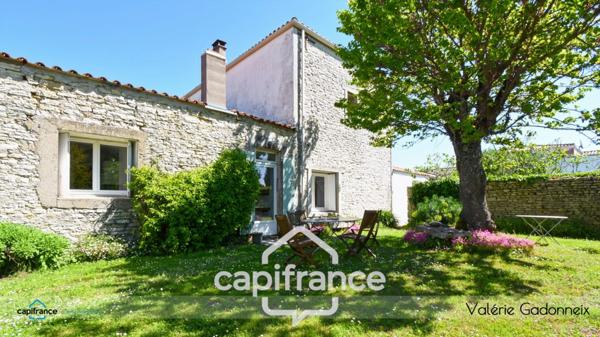 Maison en pierre de 1850 à Saint-Pierre-d’Oléron, (17310), 5 chambres, piscine, sauna, patio clos et jardin sans vis-à-vis, à deux pas du centre et à 10 minutes de la Cotinière.