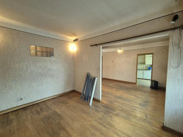 Demi-Immeuble de Rapport avec hangar de 250m² – Opportunité d’Investissement