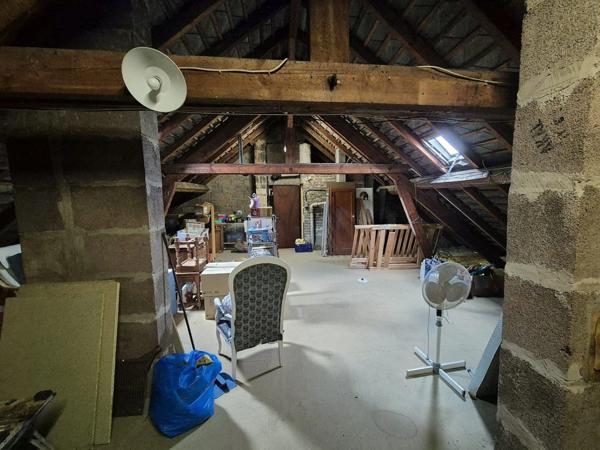 Demi-Immeuble de Rapport avec hangar de 250m² – Opportunité d’Investissement