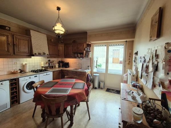 Demi-Immeuble de Rapport avec hangar de 250m² – Opportunité d’Investissement