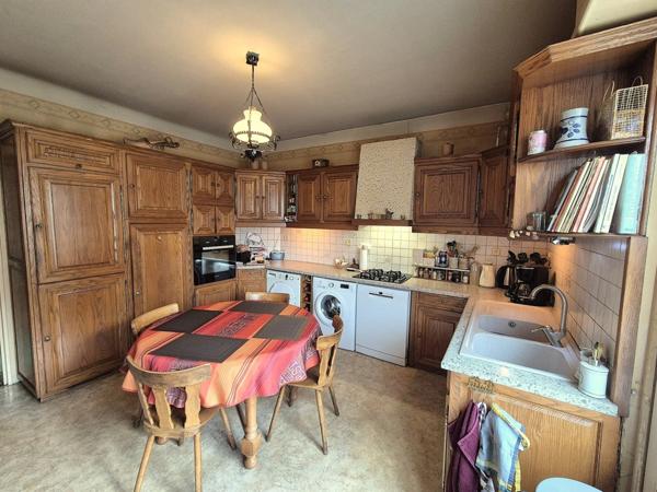 Demi-Immeuble de Rapport avec hangar de 250m² – Opportunité d’Investissement