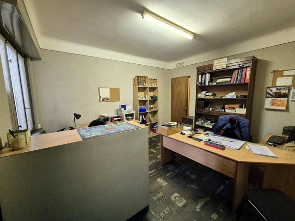 Demi-Immeuble de Rapport avec hangar de 250m² – Opportunité d’Investissement