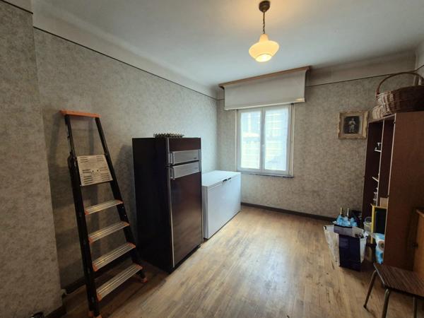 Demi-Immeuble de Rapport avec hangar de 250m² – Opportunité d’Investissement