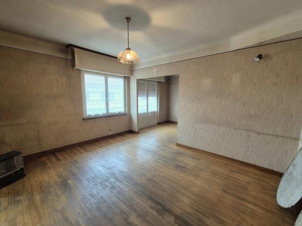 Demi-Immeuble de Rapport avec hangar de 250m² – Opportunité d’Investissement