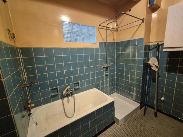 Demi-Immeuble de Rapport avec hangar de 250m² – Opportunité d’Investissement