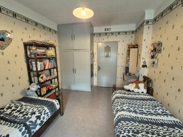 Demi-Immeuble de Rapport avec hangar de 250m² – Opportunité d’Investissement