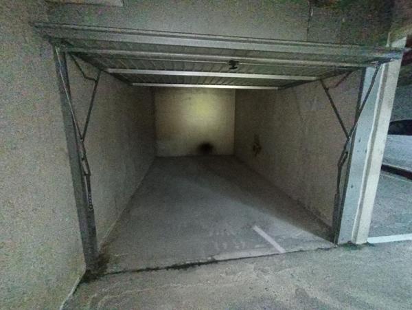 EXCLUSIVITE  SAINT QUENTIN EN YVELINES  -  Parking / box 14 m²