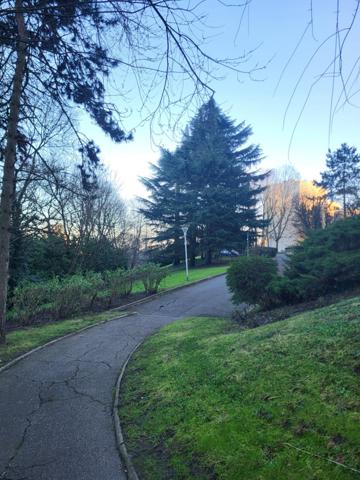 Rosny-sous-Bois Colline de la Boissière – Parc de Nanteuil – 4 pièces traversant de 89 m² avec terrasse, balcons et double stationnement – Secteur Golf / La Boissière