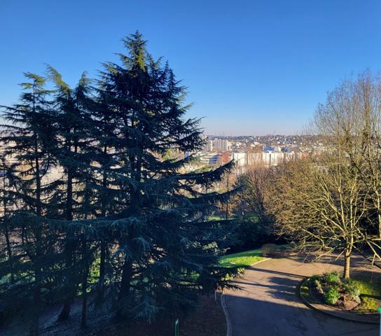 Rosny-sous-Bois Colline de la Boissière – Parc de Nanteuil – 4 pièces traversant de 89 m² avec terrasse, balcons et double stationnement – Secteur Golf / La Boissière