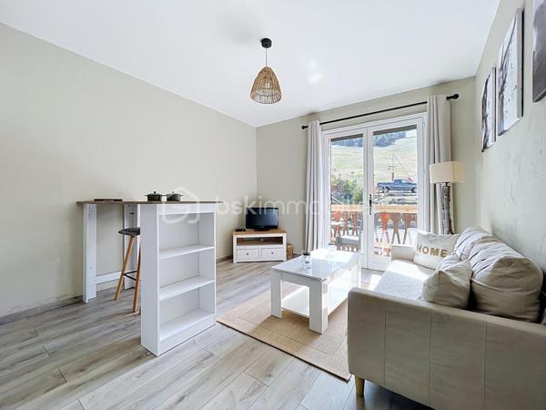 À L’Audibergue, découvrez ce charmant appartement 2 pièces de 27,04 m², situé au 1ᵉ étage avec Balcon, idéal pour profiter de la montagne aussi bien en résidence secondaire que pour un projet d’investissement locatif.

L’appartement, lumineux et parfaitement optimisé, se compose d’une entrée desservant une chambre indépendante, une salle de bains avec WC ainsi qu’un agréable séjour avec cuisine ouverte aménagée et équipée.
La pièce de vie donne accès à un balcon de 3,88 m² bénéficiant d’une vue dégagée sur la station et les pistes, offrant un véritable prolongement extérieur dès les beaux jours.
L’ensemble est présenté dans un état soigné, avec une décoration claire et chaleureuse permettant une installation immédiate.

Un vrai plus pour un bien en station : l’appartement est vendu avec plusieurs annexes comprenant une place de parking, une cave et un casier à skis. 
Le diagnostic mentionne une cave de 2,75 m² environ ainsi qu’un casier à skis indépendant.

Le chauffage est individuel électrique, avec des radiateurs installés en 2023. 
L'appartement bénéficie d'un DPE classé D avec une consommation conventionnelle de 273 kWh/m²/an et un GES classé B.

Un appartement fonctionnel et agréable, parfaitement adapté à un pied-à-terre à la montagne, aux vacances en famille ou à de la location saisonnière.

Les points forts :
- 2 pièces avec vraie chambre séparée
- 27,04 m² Loi Carrez
- Balcon d'environ 3,9 m²
- Vue dégagée sur les pistes
- Appartement propre et immédiatement utilisable
- Cuisine équipée
- Parking privatif
- Cave
- Casier à skis
- DPE D
- Chauffage électrique récent
- Idéal résidence secondaire / investissement saisonnier