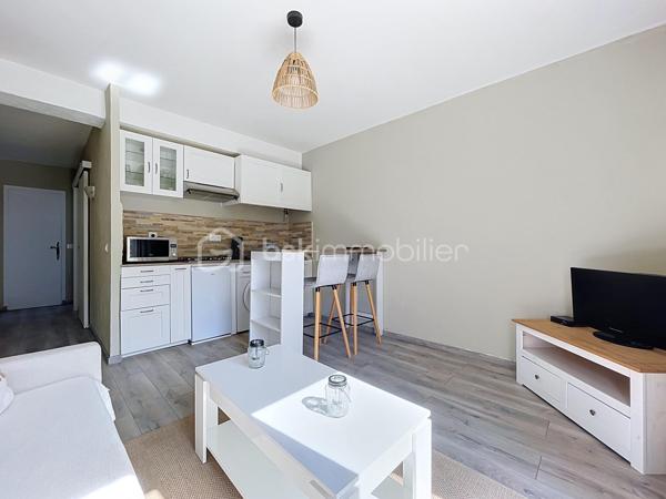 À L’Audibergue, découvrez ce charmant appartement 2 pièces de 27,04 m², situé au 1ᵉ étage avec Balcon, idéal pour profiter de la montagne aussi bien en résidence secondaire que pour un projet d’investissement locatif.

L’appartement, lumineux et parfaitement optimisé, se compose d’une entrée desservant une chambre indépendante, une salle de bains avec WC ainsi qu’un agréable séjour avec cuisine ouverte aménagée et équipée.
La pièce de vie donne accès à un balcon de 3,88 m² bénéficiant d’une vue dégagée sur la station et les pistes, offrant un véritable prolongement extérieur dès les beaux jours.
L’ensemble est présenté dans un état soigné, avec une décoration claire et chaleureuse permettant une installation immédiate.

Un vrai plus pour un bien en station : l’appartement est vendu avec plusieurs annexes comprenant une place de parking, une cave et un casier à skis. 
Le diagnostic mentionne une cave de 2,75 m² environ ainsi qu’un casier à skis indépendant.

Le chauffage est individuel électrique, avec des radiateurs installés en 2023. 
L'appartement bénéficie d'un DPE classé D avec une consommation conventionnelle de 273 kWh/m²/an et un GES classé B.

Un appartement fonctionnel et agréable, parfaitement adapté à un pied-à-terre à la montagne, aux vacances en famille ou à de la location saisonnière.

Les points forts :
- 2 pièces avec vraie chambre séparée
- 27,04 m² Loi Carrez
- Balcon d'environ 3,9 m²
- Vue dégagée sur les pistes
- Appartement propre et immédiatement utilisable
- Cuisine équipée
- Parking privatif
- Cave
- Casier à skis
- DPE D
- Chauffage électrique récent
- Idéal résidence secondaire / investissement saisonnier