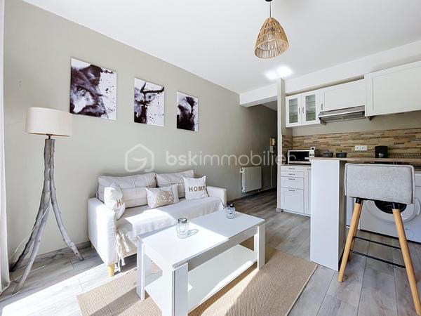 À L’Audibergue, découvrez ce charmant appartement 2 pièces de 27,04 m², situé au 1ᵉ étage avec Balcon, idéal pour profiter de la montagne aussi bien en résidence secondaire que pour un projet d’investissement locatif.

L’appartement, lumineux et parfaitement optimisé, se compose d’une entrée desservant une chambre indépendante, une salle de bains avec WC ainsi qu’un agréable séjour avec cuisine ouverte aménagée et équipée.
La pièce de vie donne accès à un balcon de 3,88 m² bénéficiant d’une vue dégagée sur la station et les pistes, offrant un véritable prolongement extérieur dès les beaux jours.
L’ensemble est présenté dans un état soigné, avec une décoration claire et chaleureuse permettant une installation immédiate.

Un vrai plus pour un bien en station : l’appartement est vendu avec plusieurs annexes comprenant une place de parking, une cave et un casier à skis. 
Le diagnostic mentionne une cave de 2,75 m² environ ainsi qu’un casier à skis indépendant.

Le chauffage est individuel électrique, avec des radiateurs installés en 2023. 
L'appartement bénéficie d'un DPE classé D avec une consommation conventionnelle de 273 kWh/m²/an et un GES classé B.

Un appartement fonctionnel et agréable, parfaitement adapté à un pied-à-terre à la montagne, aux vacances en famille ou à de la location saisonnière.

Les points forts :
- 2 pièces avec vraie chambre séparée
- 27,04 m² Loi Carrez
- Balcon d'environ 3,9 m²
- Vue dégagée sur les pistes
- Appartement propre et immédiatement utilisable
- Cuisine équipée
- Parking privatif
- Cave
- Casier à skis
- DPE D
- Chauffage électrique récent
- Idéal résidence secondaire / investissement saisonnier