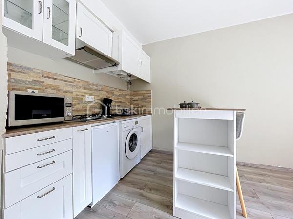 À L’Audibergue, découvrez ce charmant appartement 2 pièces de 27,04 m², situé au 1ᵉ étage avec Balcon, idéal pour profiter de la montagne aussi bien en résidence secondaire que pour un projet d’investissement locatif.

L’appartement, lumineux et parfaitement optimisé, se compose d’une entrée desservant une chambre indépendante, une salle de bains avec WC ainsi qu’un agréable séjour avec cuisine ouverte aménagée et équipée.
La pièce de vie donne accès à un balcon de 3,88 m² bénéficiant d’une vue dégagée sur la station et les pistes, offrant un véritable prolongement extérieur dès les beaux jours.
L’ensemble est présenté dans un état soigné, avec une décoration claire et chaleureuse permettant une installation immédiate.

Un vrai plus pour un bien en station : l’appartement est vendu avec plusieurs annexes comprenant une place de parking, une cave et un casier à skis. 
Le diagnostic mentionne une cave de 2,75 m² environ ainsi qu’un casier à skis indépendant.

Le chauffage est individuel électrique, avec des radiateurs installés en 2023. 
L'appartement bénéficie d'un DPE classé D avec une consommation conventionnelle de 273 kWh/m²/an et un GES classé B.

Un appartement fonctionnel et agréable, parfaitement adapté à un pied-à-terre à la montagne, aux vacances en famille ou à de la location saisonnière.

Les points forts :
- 2 pièces avec vraie chambre séparée
- 27,04 m² Loi Carrez
- Balcon d'environ 3,9 m²
- Vue dégagée sur les pistes
- Appartement propre et immédiatement utilisable
- Cuisine équipée
- Parking privatif
- Cave
- Casier à skis
- DPE D
- Chauffage électrique récent
- Idéal résidence secondaire / investissement saisonnier