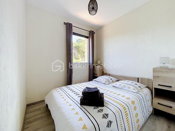 À L’Audibergue, découvrez ce charmant appartement 2 pièces de 27,04 m², situé au 1ᵉ étage avec Balcon, idéal pour profiter de la montagne aussi bien en résidence secondaire que pour un projet d’investissement locatif.

L’appartement, lumineux et parfaitement optimisé, se compose d’une entrée desservant une chambre indépendante, une salle de bains avec WC ainsi qu’un agréable séjour avec cuisine ouverte aménagée et équipée.
La pièce de vie donne accès à un balcon de 3,88 m² bénéficiant d’une vue dégagée sur la station et les pistes, offrant un véritable prolongement extérieur dès les beaux jours.
L’ensemble est présenté dans un état soigné, avec une décoration claire et chaleureuse permettant une installation immédiate.

Un vrai plus pour un bien en station : l’appartement est vendu avec plusieurs annexes comprenant une place de parking, une cave et un casier à skis. 
Le diagnostic mentionne une cave de 2,75 m² environ ainsi qu’un casier à skis indépendant.

Le chauffage est individuel électrique, avec des radiateurs installés en 2023. 
L'appartement bénéficie d'un DPE classé D avec une consommation conventionnelle de 273 kWh/m²/an et un GES classé B.

Un appartement fonctionnel et agréable, parfaitement adapté à un pied-à-terre à la montagne, aux vacances en famille ou à de la location saisonnière.

Les points forts :
- 2 pièces avec vraie chambre séparée
- 27,04 m² Loi Carrez
- Balcon d'environ 3,9 m²
- Vue dégagée sur les pistes
- Appartement propre et immédiatement utilisable
- Cuisine équipée
- Parking privatif
- Cave
- Casier à skis
- DPE D
- Chauffage électrique récent
- Idéal résidence secondaire / investissement saisonnier