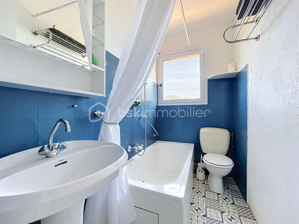 À L’Audibergue, découvrez ce charmant appartement 2 pièces de 27,04 m², situé au 1ᵉ étage avec Balcon, idéal pour profiter de la montagne aussi bien en résidence secondaire que pour un projet d’investissement locatif.

L’appartement, lumineux et parfaitement optimisé, se compose d’une entrée desservant une chambre indépendante, une salle de bains avec WC ainsi qu’un agréable séjour avec cuisine ouverte aménagée et équipée.
La pièce de vie donne accès à un balcon de 3,88 m² bénéficiant d’une vue dégagée sur la station et les pistes, offrant un véritable prolongement extérieur dès les beaux jours.
L’ensemble est présenté dans un état soigné, avec une décoration claire et chaleureuse permettant une installation immédiate.

Un vrai plus pour un bien en station : l’appartement est vendu avec plusieurs annexes comprenant une place de parking, une cave et un casier à skis. 
Le diagnostic mentionne une cave de 2,75 m² environ ainsi qu’un casier à skis indépendant.

Le chauffage est individuel électrique, avec des radiateurs installés en 2023. 
L'appartement bénéficie d'un DPE classé D avec une consommation conventionnelle de 273 kWh/m²/an et un GES classé B.

Un appartement fonctionnel et agréable, parfaitement adapté à un pied-à-terre à la montagne, aux vacances en famille ou à de la location saisonnière.

Les points forts :
- 2 pièces avec vraie chambre séparée
- 27,04 m² Loi Carrez
- Balcon d'environ 3,9 m²
- Vue dégagée sur les pistes
- Appartement propre et immédiatement utilisable
- Cuisine équipée
- Parking privatif
- Cave
- Casier à skis
- DPE D
- Chauffage électrique récent
- Idéal résidence secondaire / investissement saisonnier