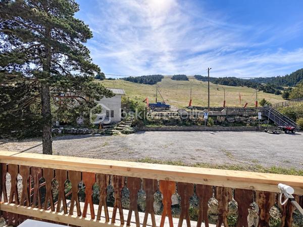 À L’Audibergue, découvrez ce charmant appartement 2 pièces de 27,04 m², situé au 1ᵉ étage avec Balcon, idéal pour profiter de la montagne aussi bien en résidence secondaire que pour un projet d’investissement locatif.

L’appartement, lumineux et parfaitement optimisé, se compose d’une entrée desservant une chambre indépendante, une salle de bains avec WC ainsi qu’un agréable séjour avec cuisine ouverte aménagée et équipée.
La pièce de vie donne accès à un balcon de 3,88 m² bénéficiant d’une vue dégagée sur la station et les pistes, offrant un véritable prolongement extérieur dès les beaux jours.
L’ensemble est présenté dans un état soigné, avec une décoration claire et chaleureuse permettant une installation immédiate.

Un vrai plus pour un bien en station : l’appartement est vendu avec plusieurs annexes comprenant une place de parking, une cave et un casier à skis. 
Le diagnostic mentionne une cave de 2,75 m² environ ainsi qu’un casier à skis indépendant.

Le chauffage est individuel électrique, avec des radiateurs installés en 2023. 
L'appartement bénéficie d'un DPE classé D avec une consommation conventionnelle de 273 kWh/m²/an et un GES classé B.

Un appartement fonctionnel et agréable, parfaitement adapté à un pied-à-terre à la montagne, aux vacances en famille ou à de la location saisonnière.

Les points forts :
- 2 pièces avec vraie chambre séparée
- 27,04 m² Loi Carrez
- Balcon d'environ 3,9 m²
- Vue dégagée sur les pistes
- Appartement propre et immédiatement utilisable
- Cuisine équipée
- Parking privatif
- Cave
- Casier à skis
- DPE D
- Chauffage électrique récent
- Idéal résidence secondaire / investissement saisonnier