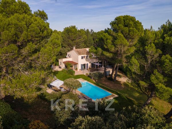 Villeneuve-lès-Avignon —Elégante villa contemporaine avec piscine et vue dégagée