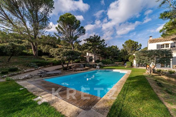 Villeneuve-lès-Avignon —Elégante villa contemporaine avec piscine et vue dégagée