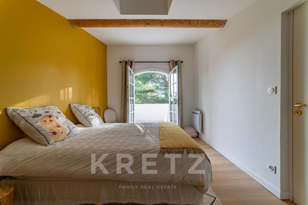 Villeneuve-lès-Avignon —Elégante villa contemporaine avec piscine et vue dégagée